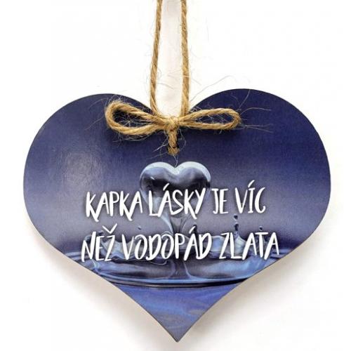Dřevěné srdíčko 11cm barevné s nápisem - Kapka lásky je víc