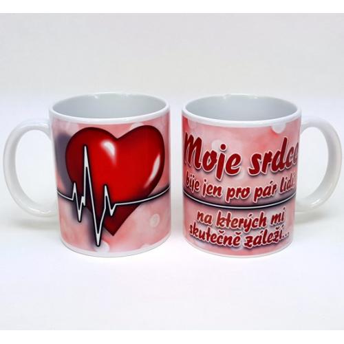 Porcelánový bílý hrnek s celo obtiskem - Moje srdce bije jen