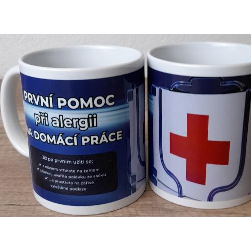 Porcelánový bílý hrnek 350ml s celo obtiskem - pomoc při alergii na Domácí Práce