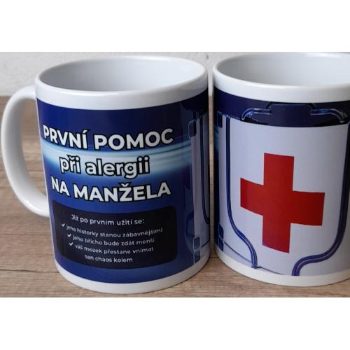 Porcelánový bílý hrnek 350ml s celo obtiskem - pomoc při alergii na Manžela