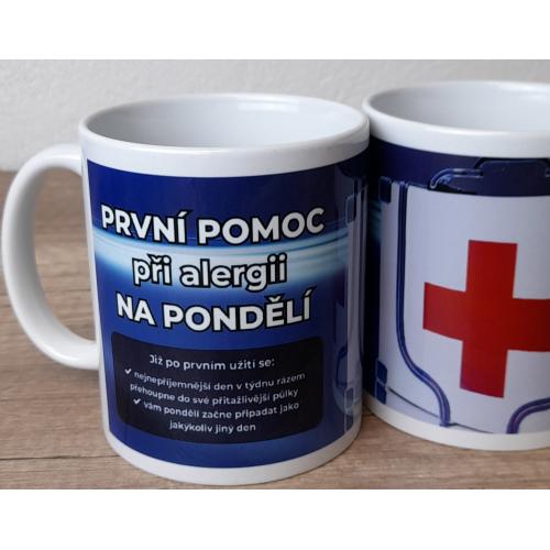 Porcelánový bílý hrnek 350ml s celo obtiskem - pomoc při alergii na Pondělí