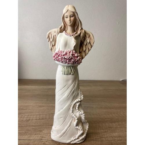 Anděl umělý kámen 30cm pugét růží - 1073
