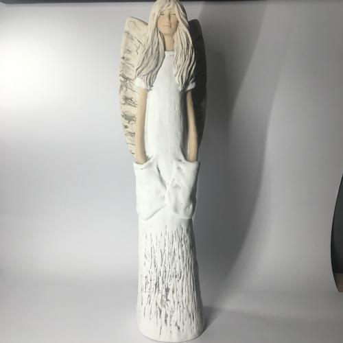 Anděl umělý kámen 41cm ruce v kapsách