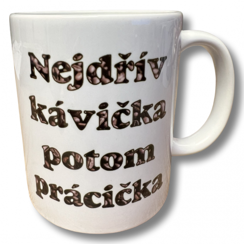 Porcelánový bílý hrnek 350ml s celo obtiskem - Nejdřív kávička potom zrnka