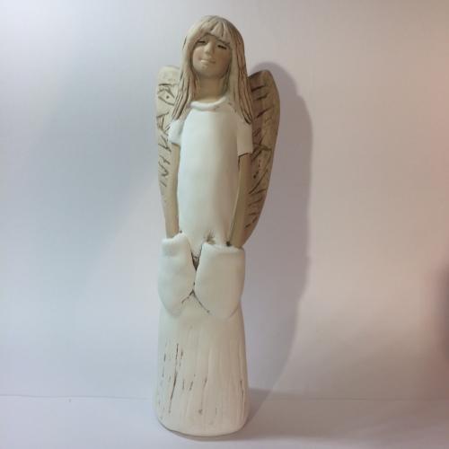 Anděl umělý kámen 26cm ruce v kapsách - 1042
