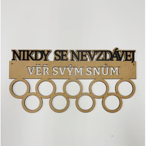 Dřevěný držák na medaile 50x20cm - Nikdy se nevzdávej